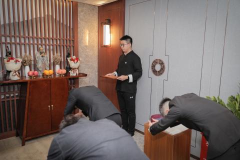 罗湖区委统战部副部长、工商联党组书记叶志伟一行到欧陆娱乐调研