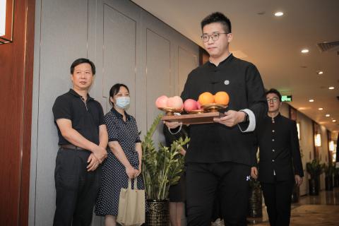 罗湖区委统战部副部长、工商联党组书记叶志伟一行到欧陆娱乐调研