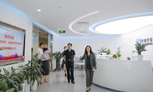 罗湖区委统战部副部长、工商联党组书记叶志伟一行到欧陆娱乐调研