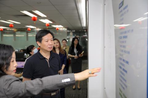 罗湖区委统战部副部长、工商联党组书记叶志伟一行到欧陆娱乐调研