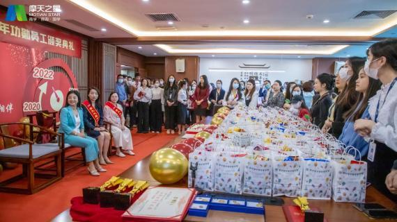 “ 感恩有你 · 一路相伴 ”欧陆娱乐10年功勋员工颁奖典礼圆满举办